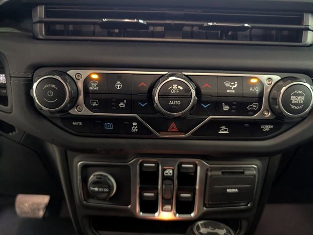 Used 2025 Jeep Wrangler Unlimited Sahara AWD/4WD image 20