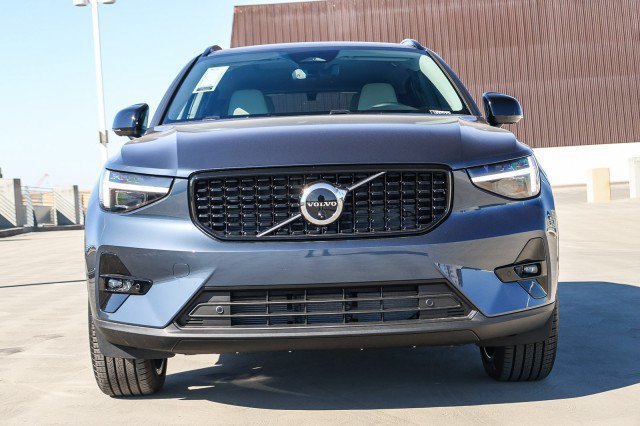 Used 2026 Volvo XC40 B5 Ultra w/ Climate Package AWD/4WD image 2