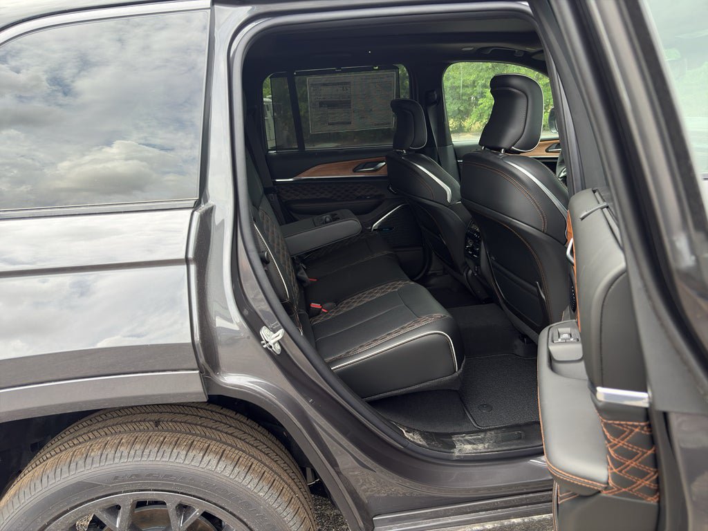New 2026 Jeep Grand Cherokee Summit w/ Obsidian Package AWD/4WD image 19