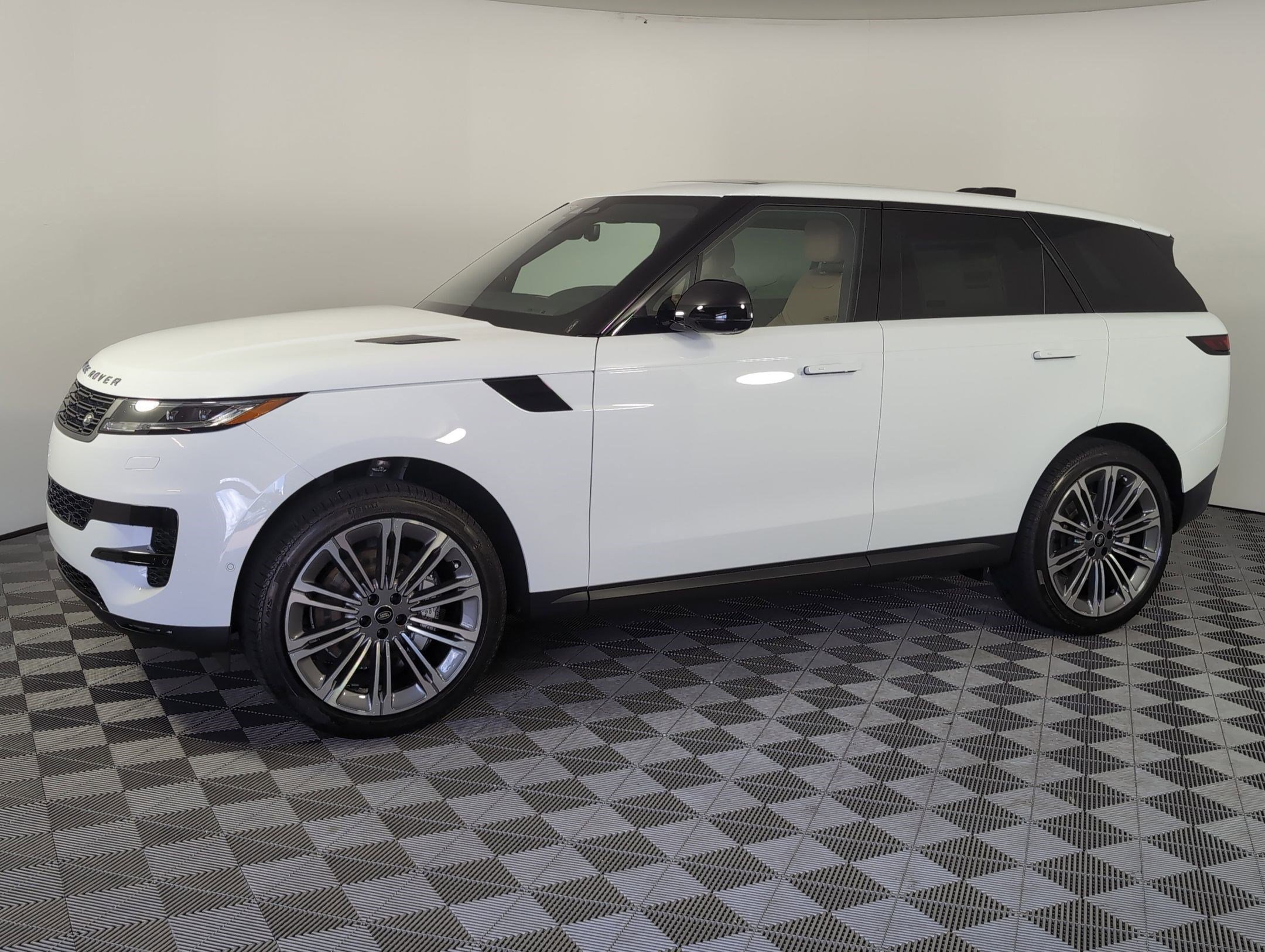 Used 2025 Land Rover Range Rover Sport SE