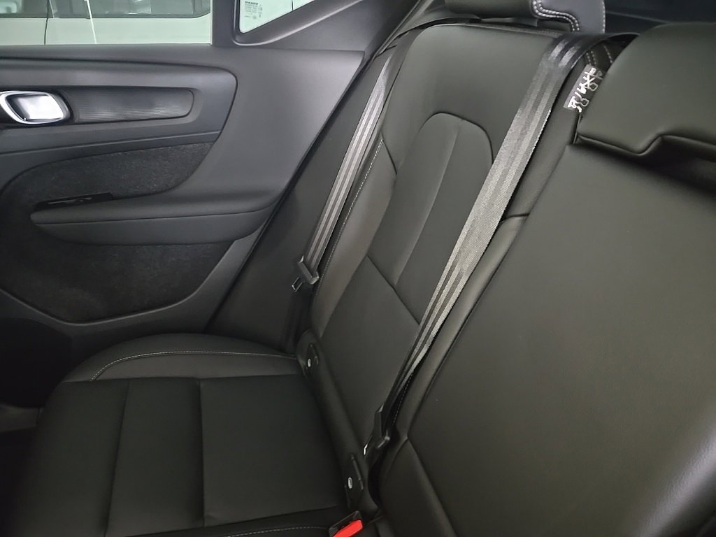 Certified 2025 Volvo XC40 B5 Core image 7