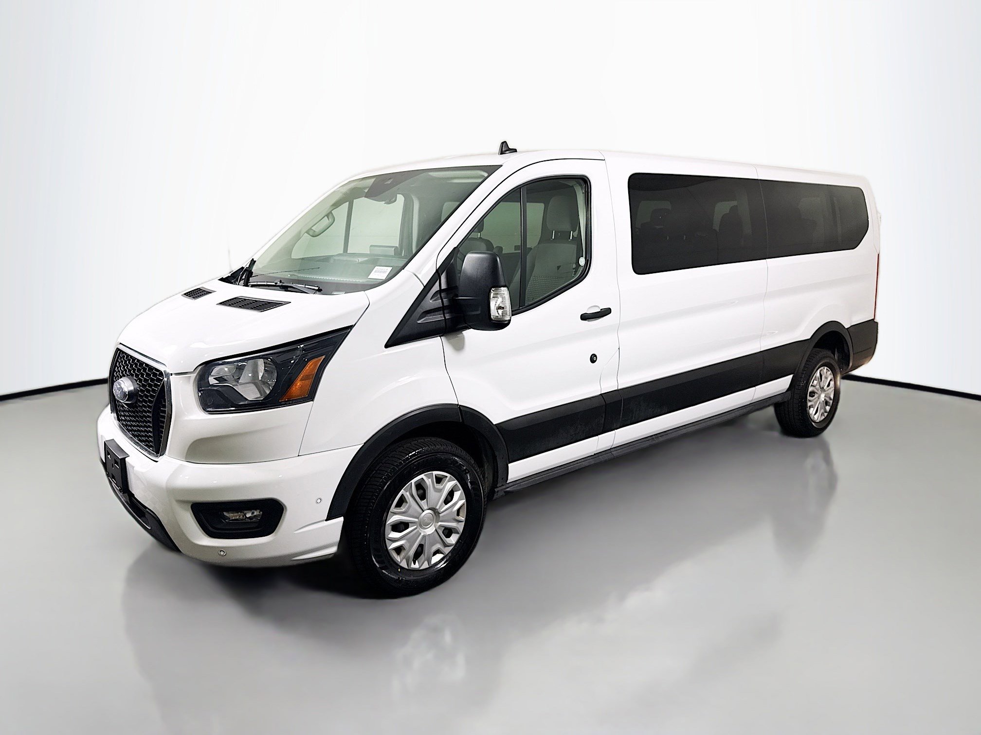Used 2023 Ford Transit 350 XLT image 4