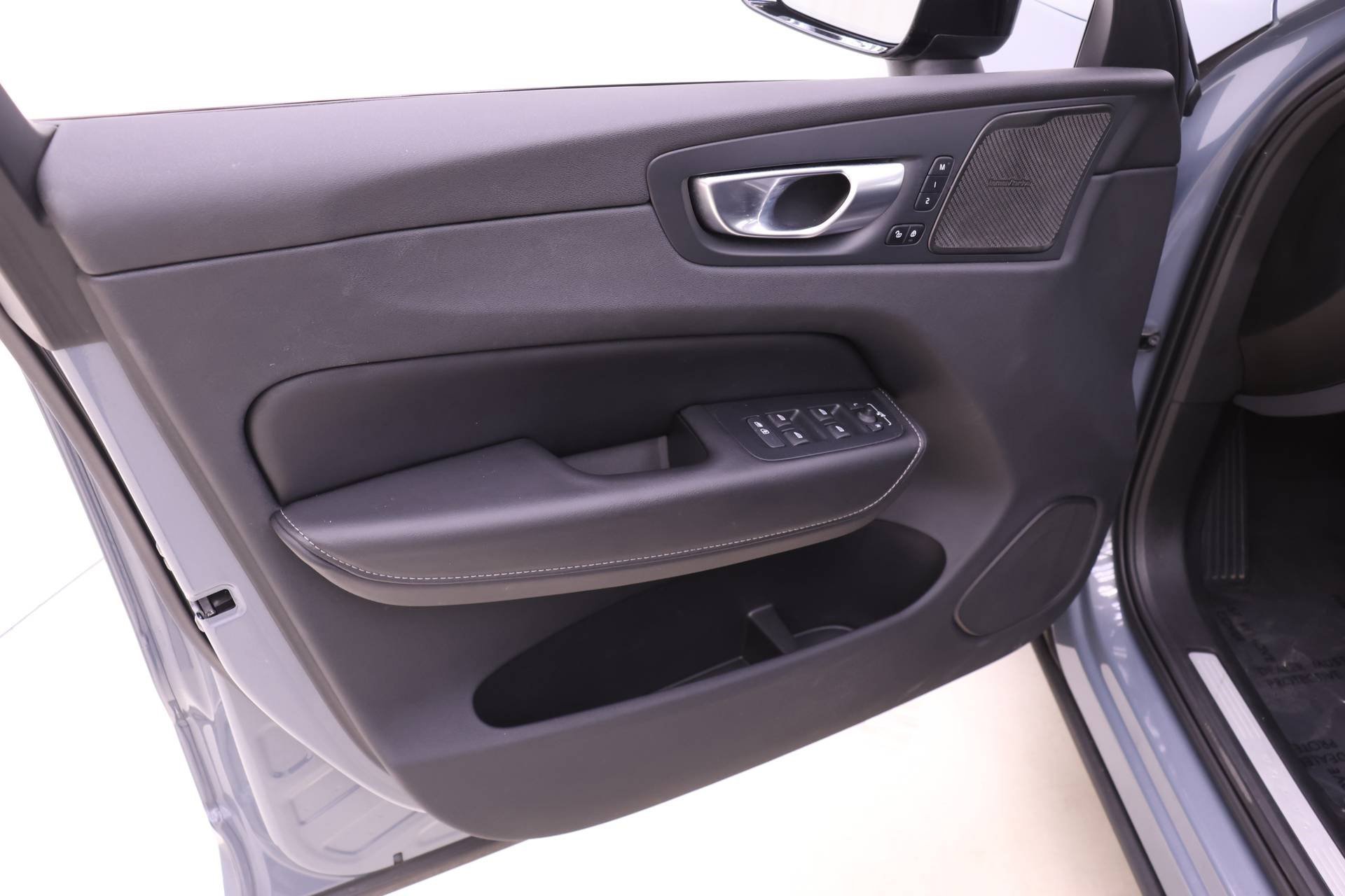 Certified 2024 Volvo XC60 B5 Ultimate w/ Protection Package Premier image 12