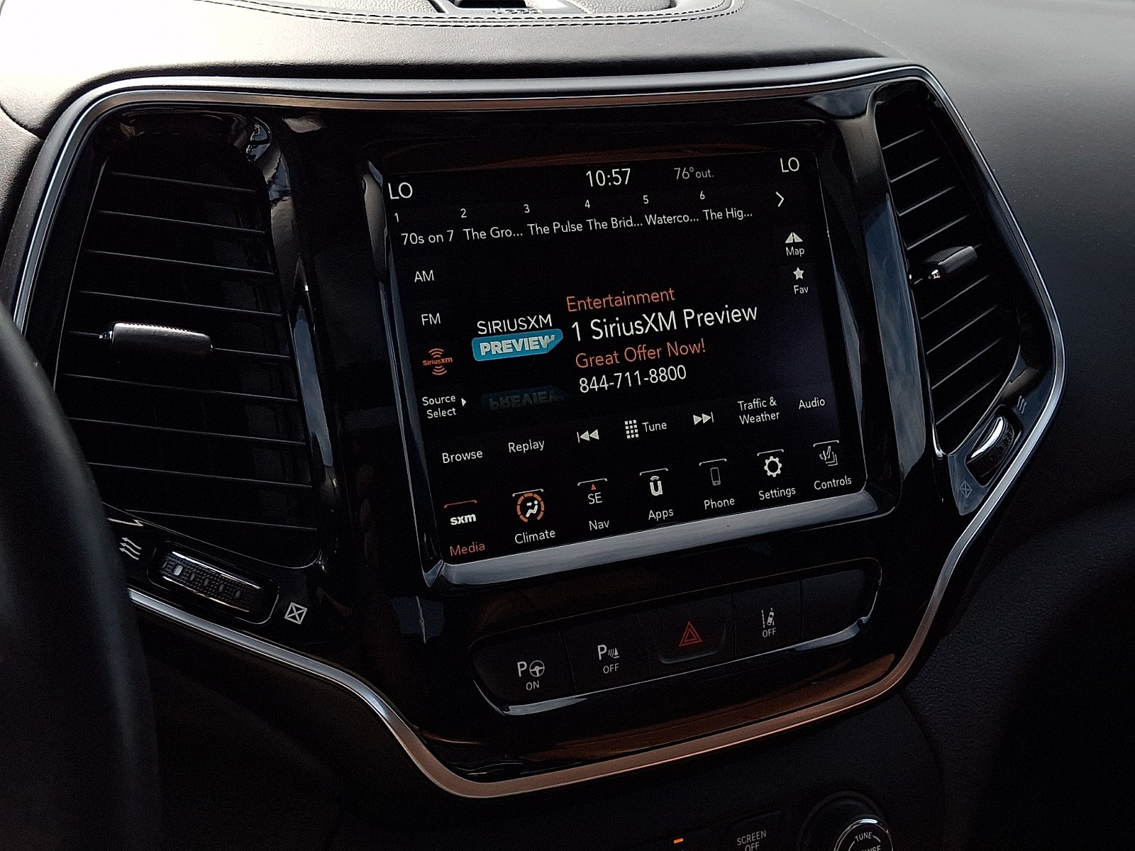 Used 2019 Jeep Cherokee Overland w/ Technology Group AWD/4WD image 21