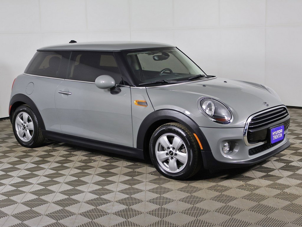 Used 2019 MINI Cooper Hardtop image 2