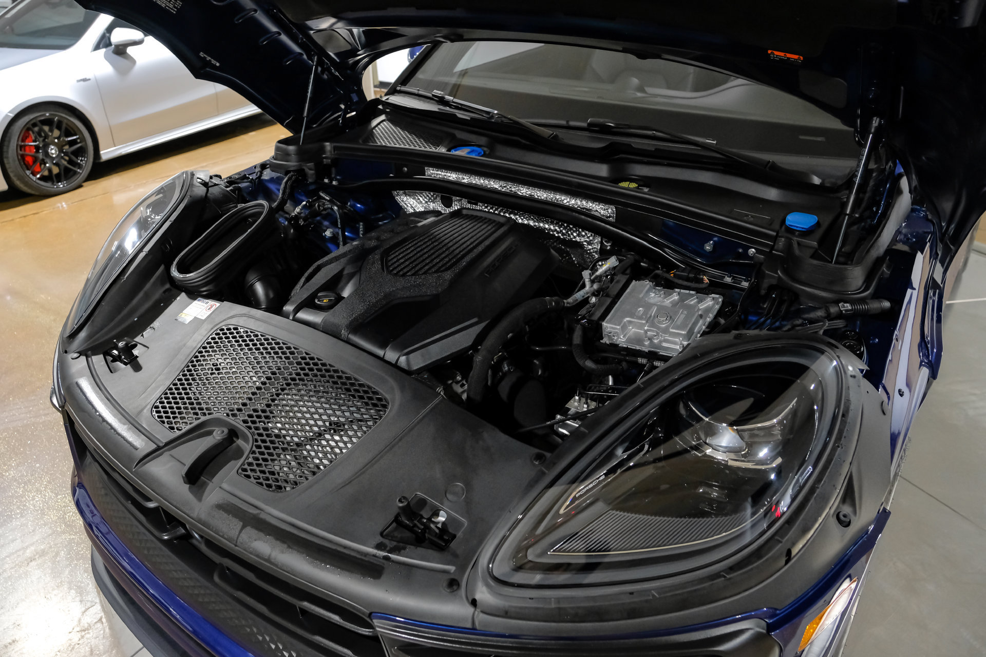 Used 2023 Porsche Macan Turbo AWD/4WD image 51