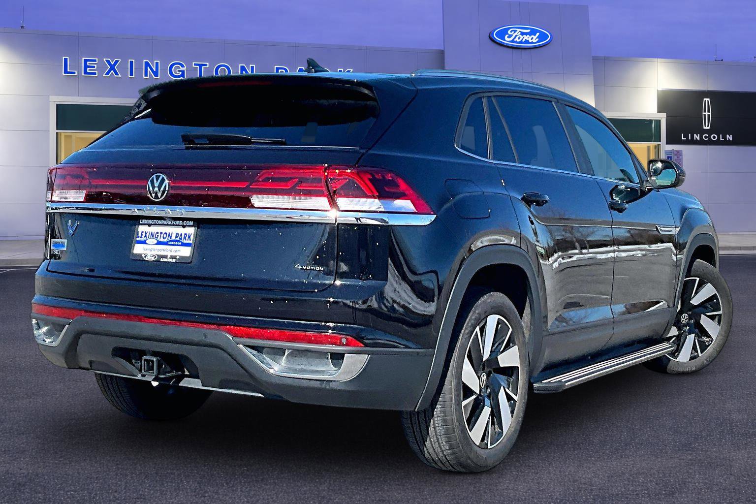 Used 2024 Volkswagen Atlas Cross Sport SE w/ Panoramic Sunroof Package image 5