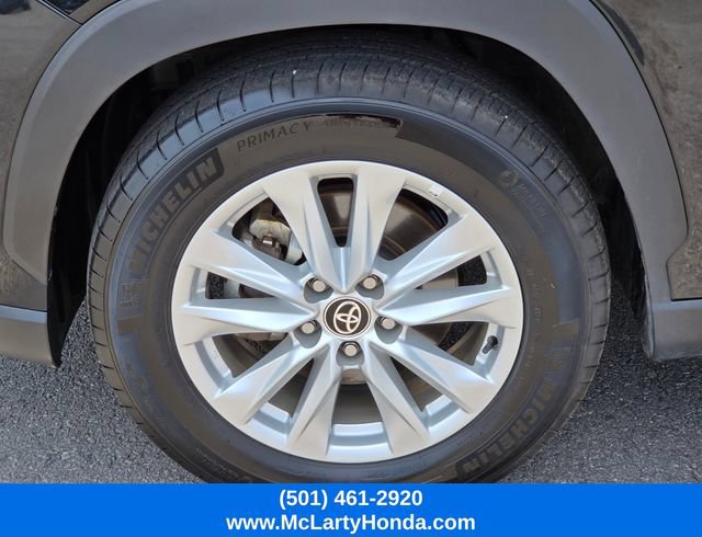 Used 2025 Toyota Corolla Cross LE AWD/4WD image 18