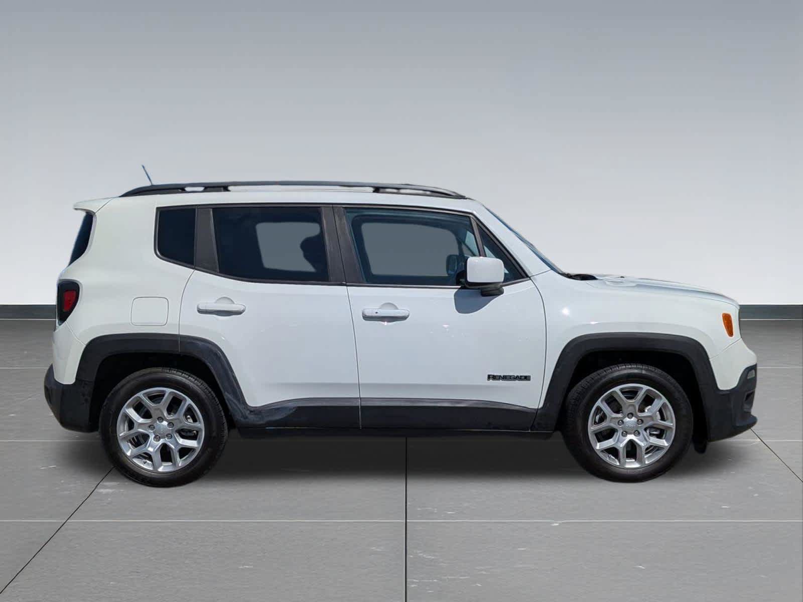 Used 2017 Jeep Renegade Latitude FWD image 6