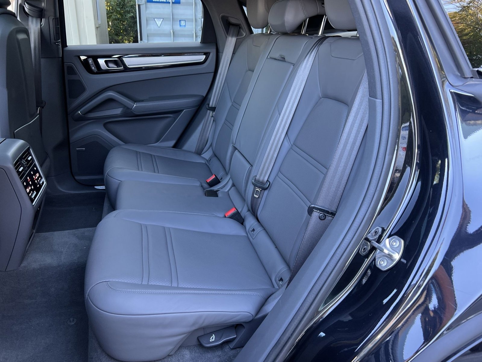 Used 2022 Porsche Cayenne Platinum Edition image 23