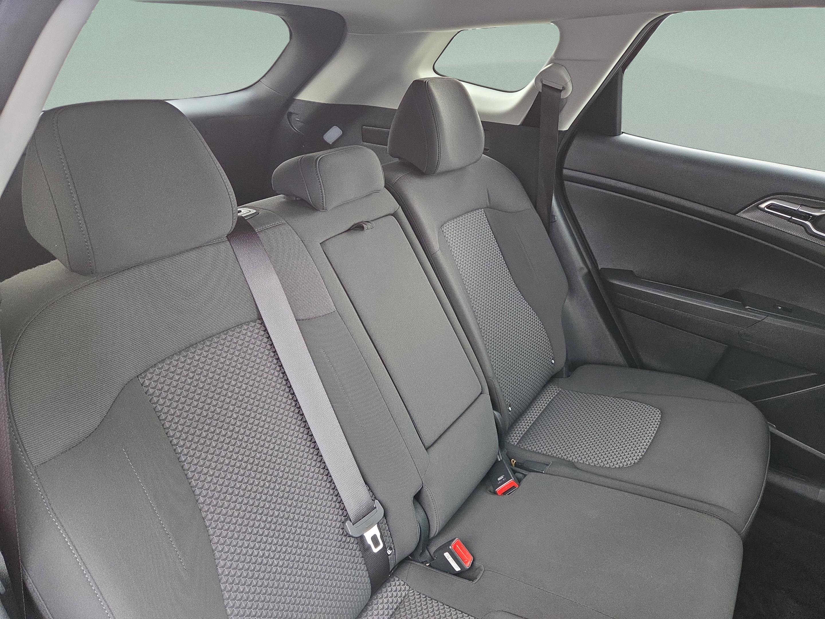 Used 2025 Kia Sportage LX image 32