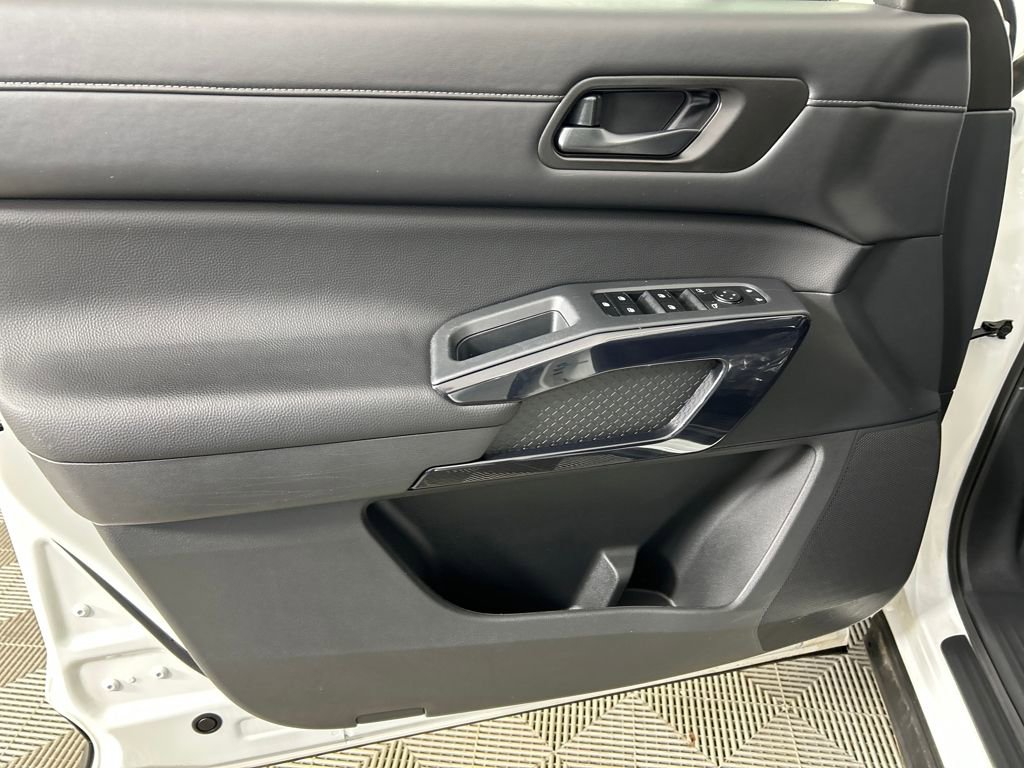 Used 2025 Nissan Pathfinder SV image 11