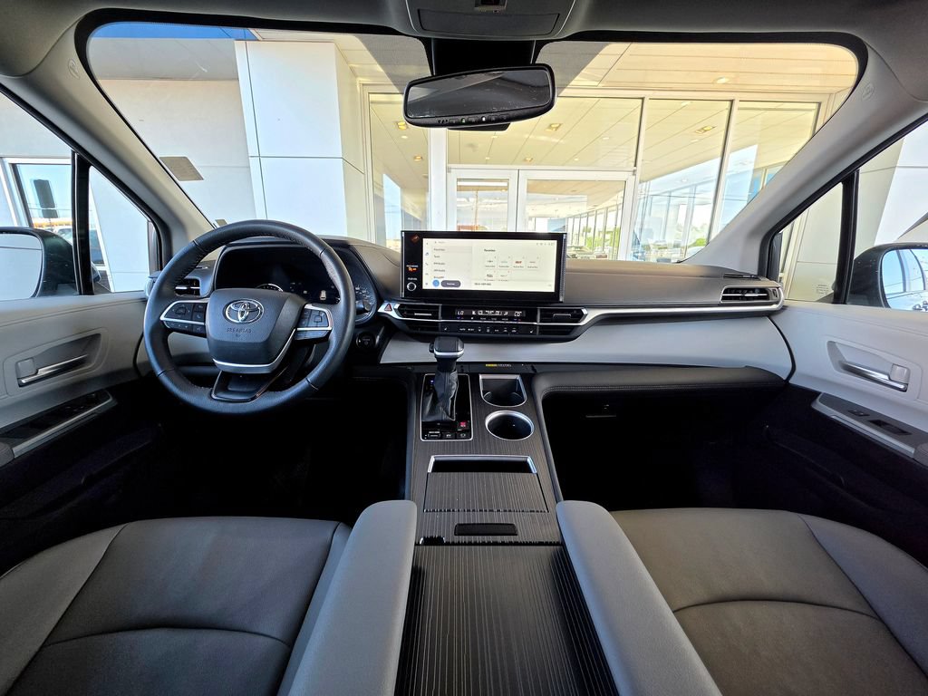 Used 2025 Toyota Sienna XLE FWD image 10
