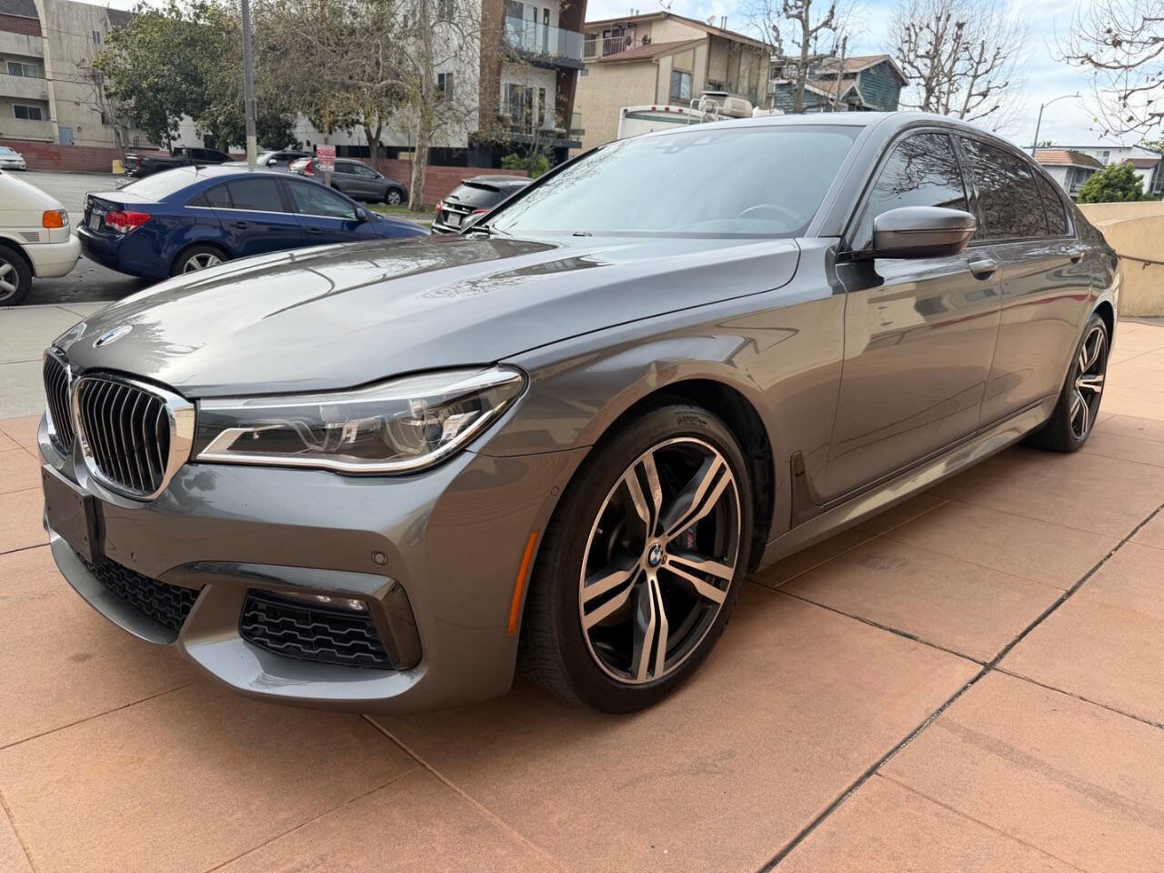 Used 2018 BMW 750i image 2