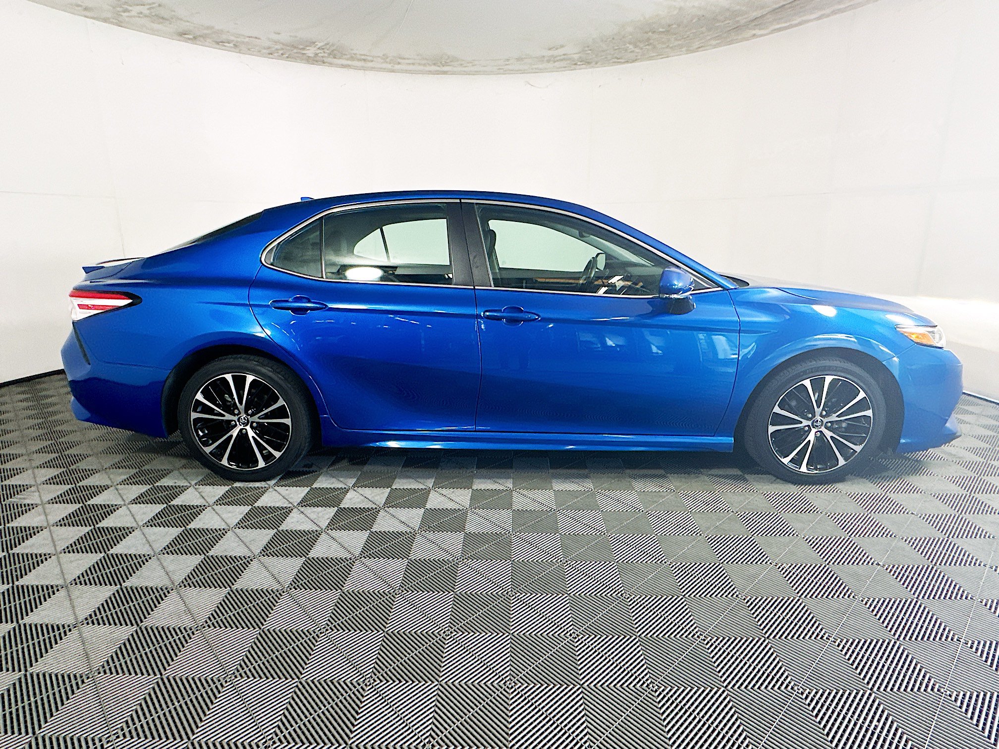Used 2020 Toyota Camry SE w/ Audio Package FWD image 2
