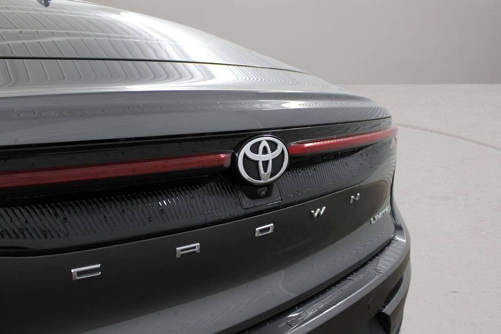 Used 2023 Toyota Crown Limited image 30