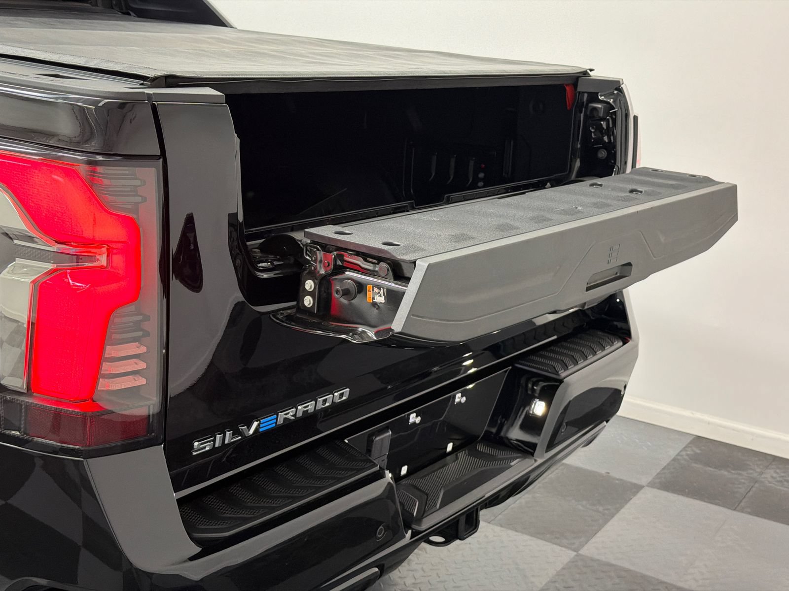 Used 2025 Chevrolet Silverado EV RST AWD/4WD image 8