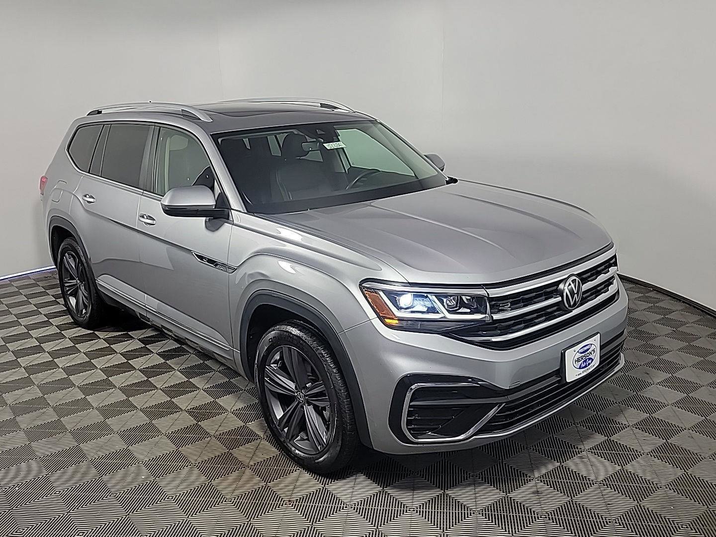 Used 2022 Volkswagen Atlas SEL R-Line image 2