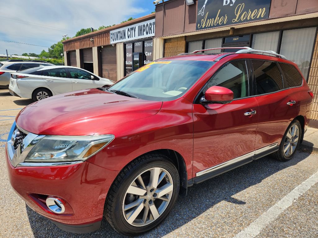 Used 2015 Nissan Pathfinder Platinum w/ Family Entertainment Package FWD image 1