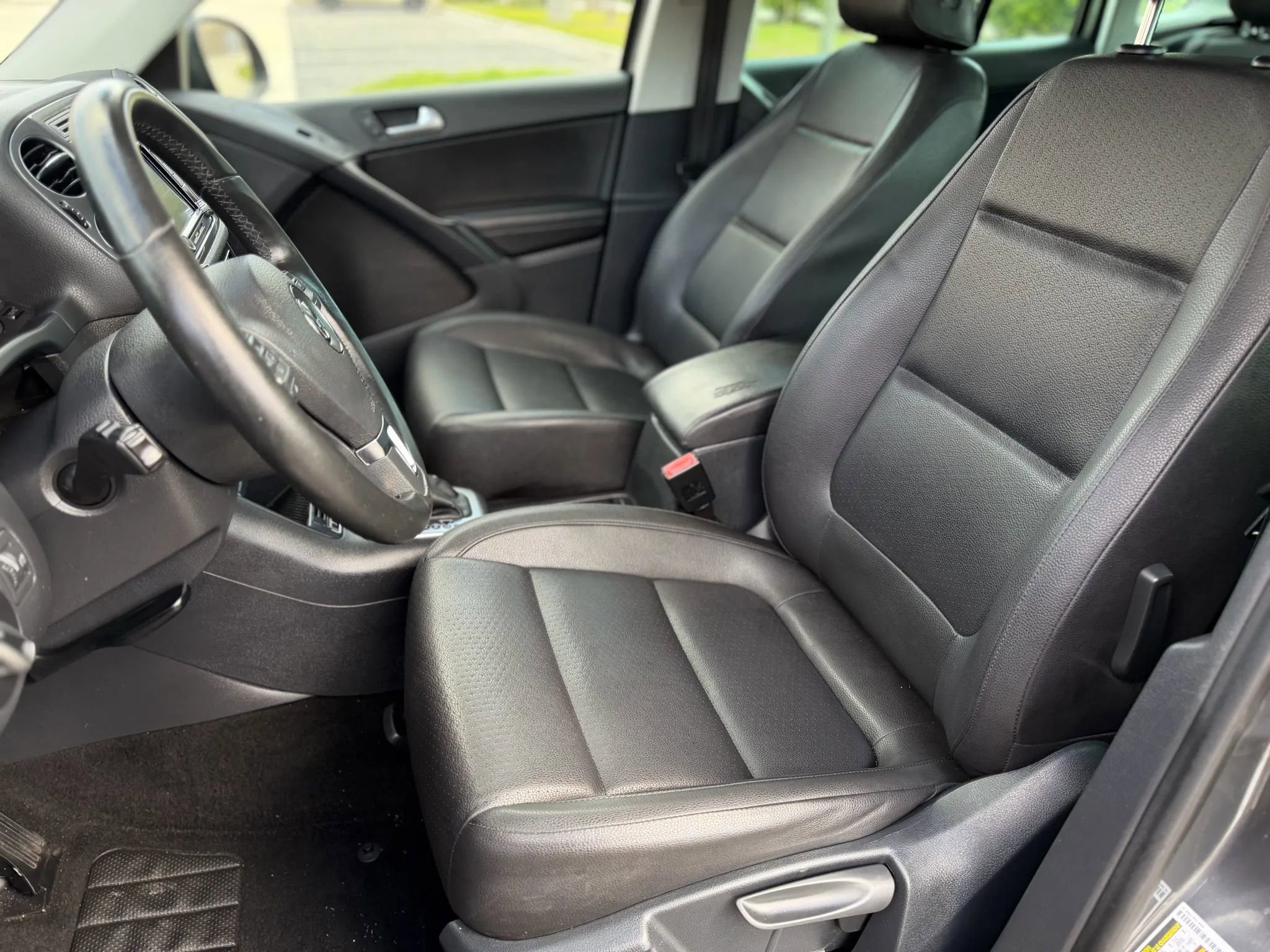 Used 2015 Volkswagen Tiguan SE image 14