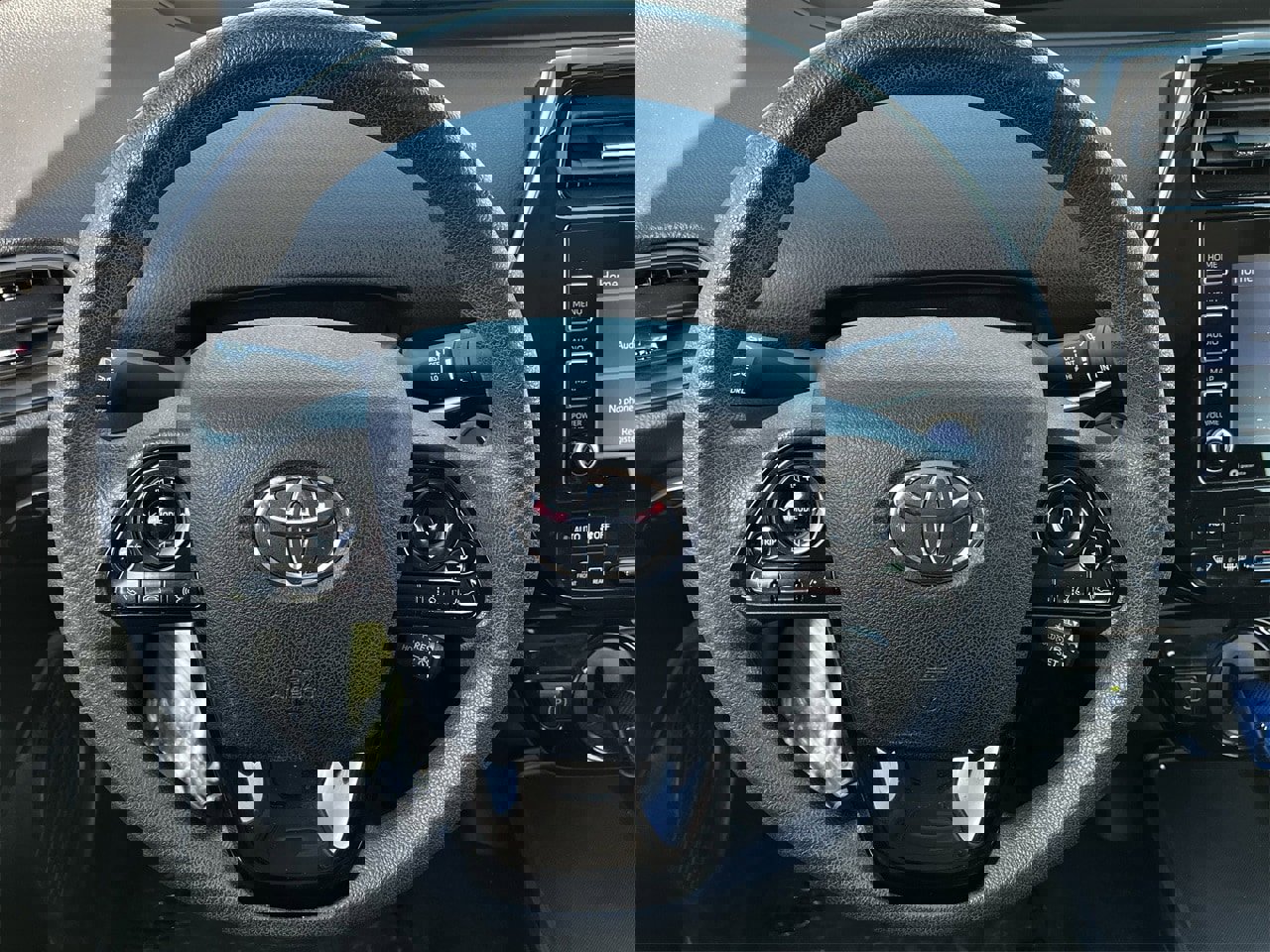 Used 2022 Toyota Prius L Eco image 11