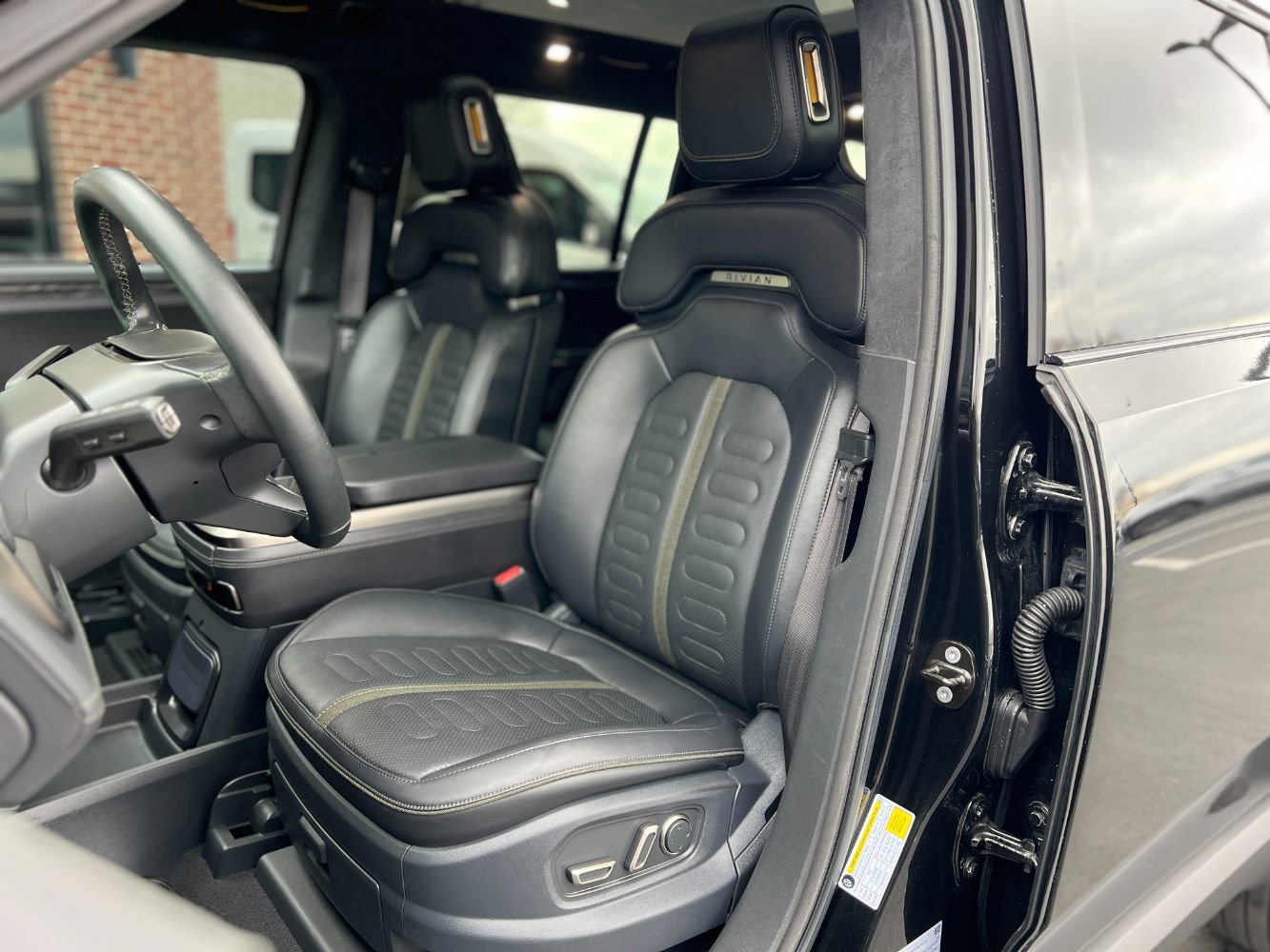 Used 2022 Rivian R1S Launch Edition image 19