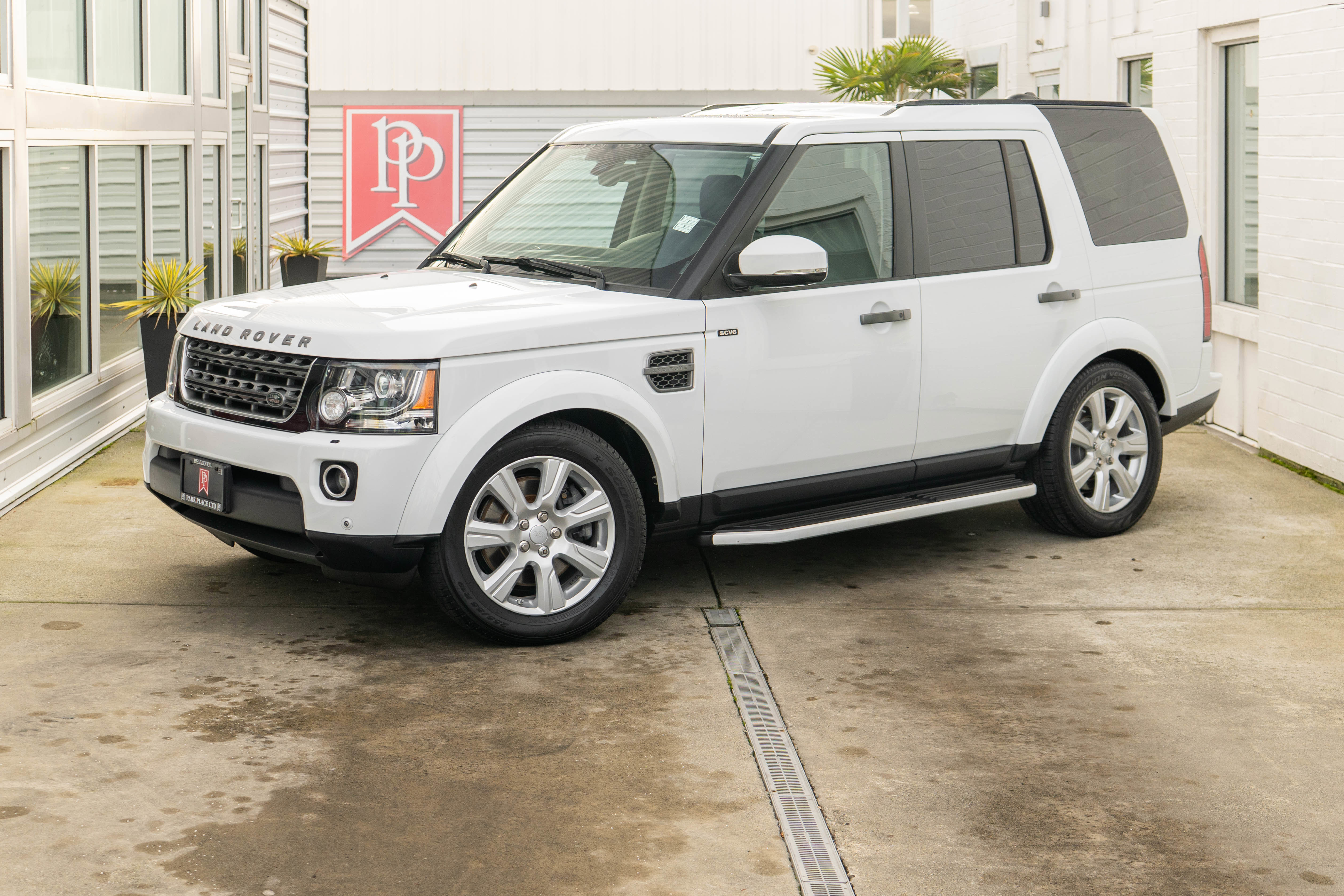 Used 2016 Land Rover LR4 HSE Silver Edition AWD/4WD image 2
