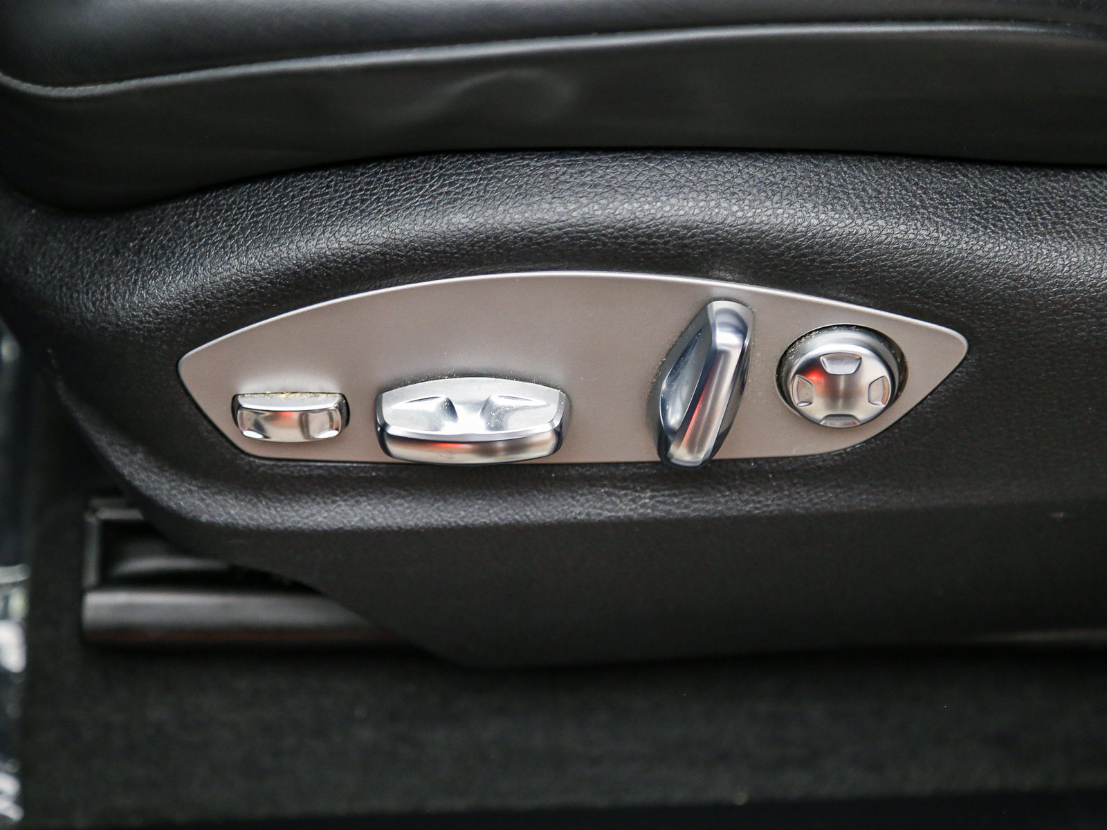 Certified 2022 Porsche Macan AWD/4WD image 25