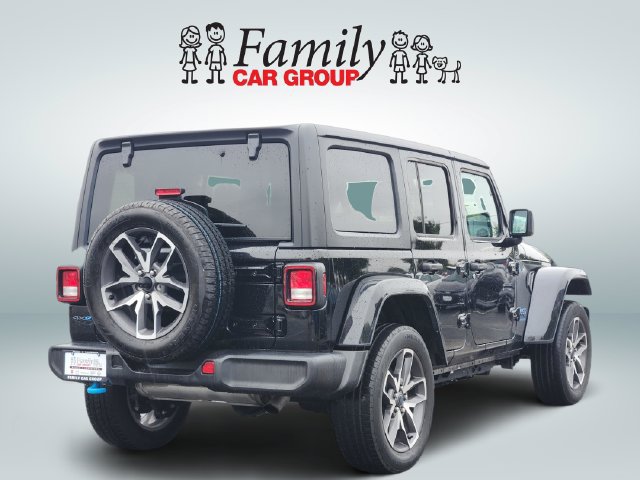 Used 2024 Jeep Wrangler Unlimited w/ Convenience Group AWD/4WD image 4