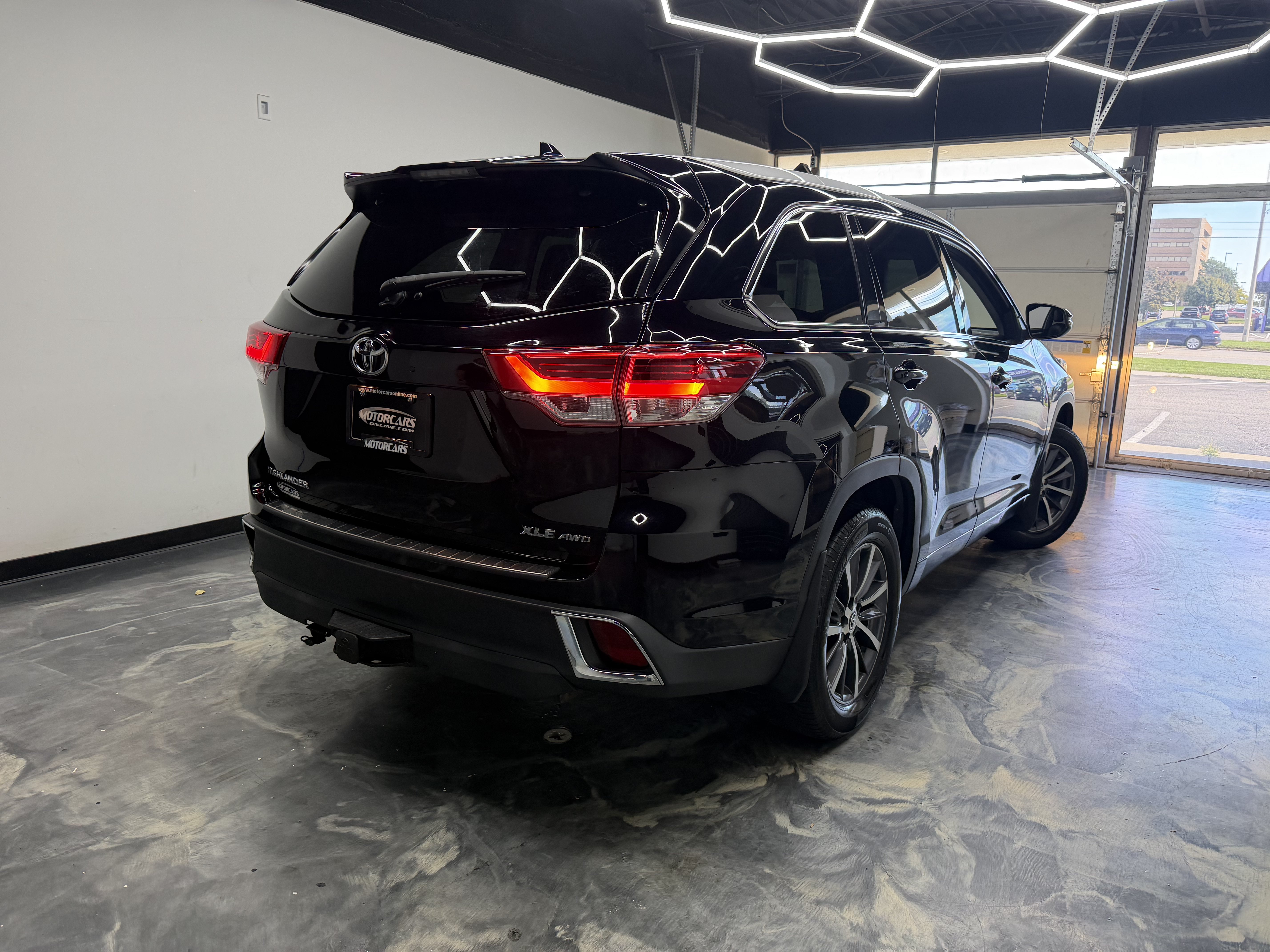 Used 2017 Toyota Highlander XLE AWD/4WD image 3