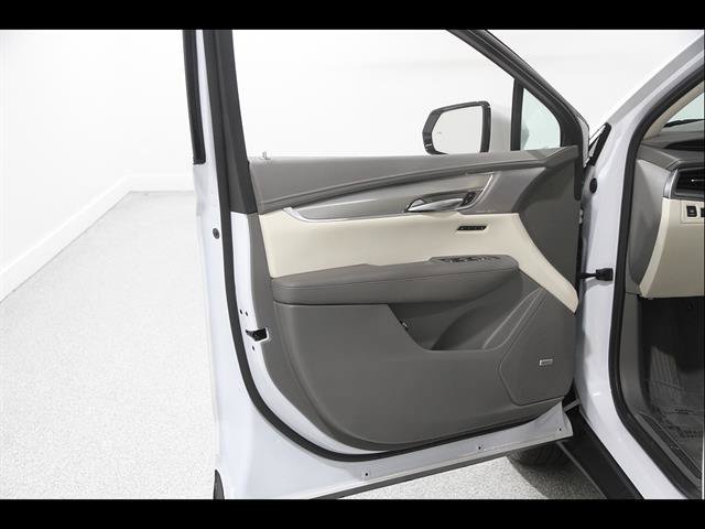 Used 2025 Cadillac XT5 Premium Luxury w/ Technology Package AWD/4WD image 4