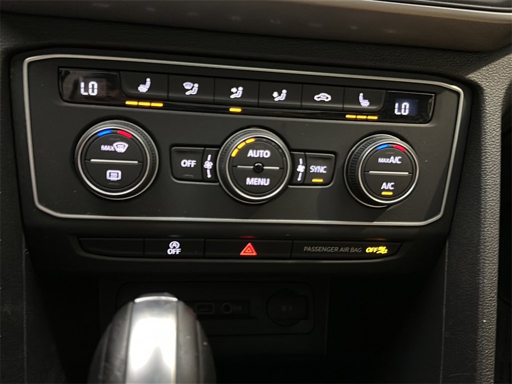 Used 2020 Volkswagen Atlas Cross Sport SE w/ Panoramic Sunroof Package image 25