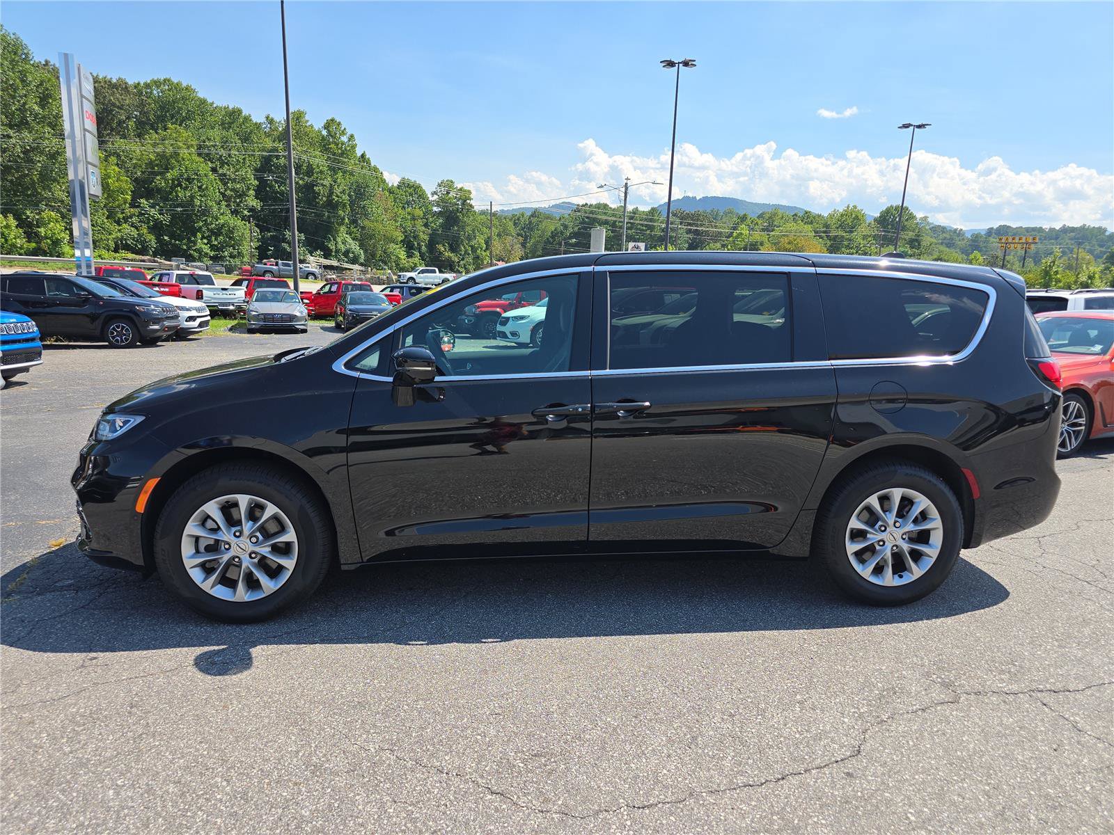 Used 2025 Chrysler Pacifica Select AWD/4WD image 6