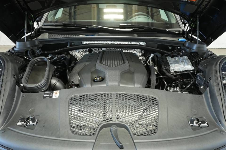 New 2026 Porsche Macan AWD/4WD image 30
