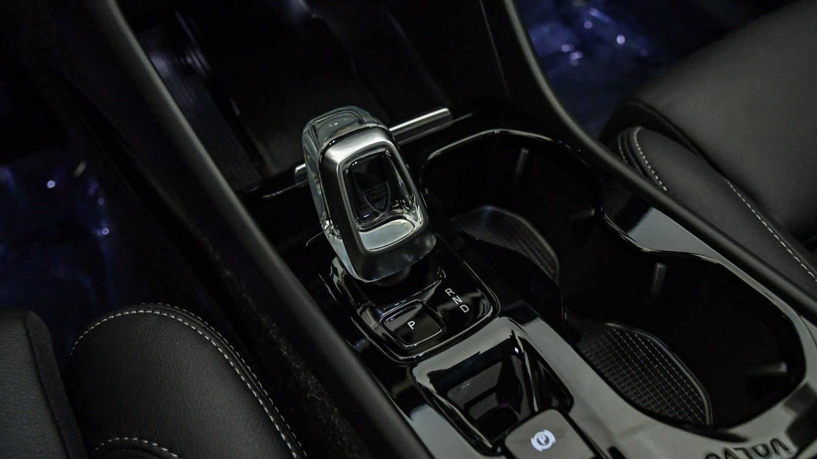 Certified 2025 Volvo XC40 B5 Ultra w/ Climate Package image 23