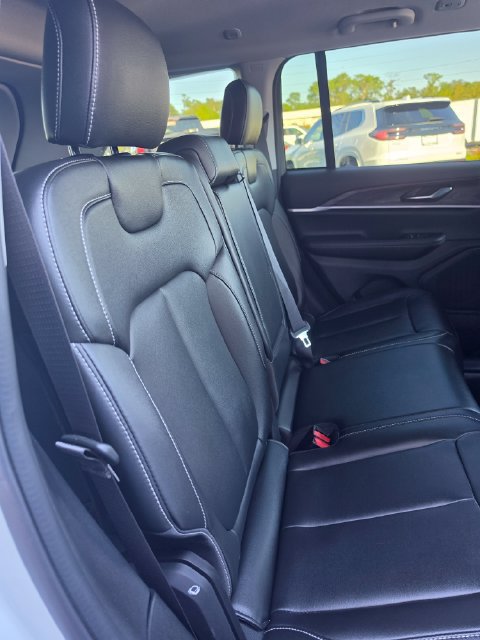 Used 2024 Jeep Grand Cherokee Limited w/ Black Appearance Package AWD/4WD image 28