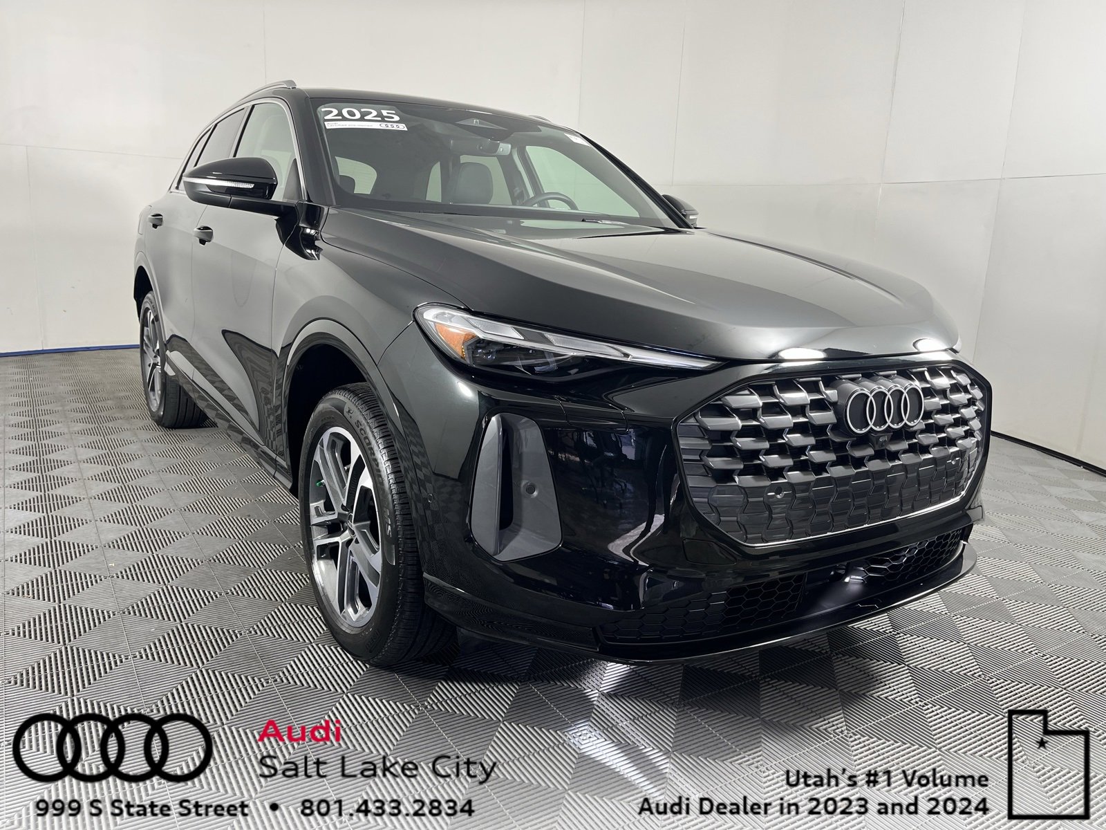 Certified 2025 Audi Q5 2.0T Premium w/ Convenience Package image 1