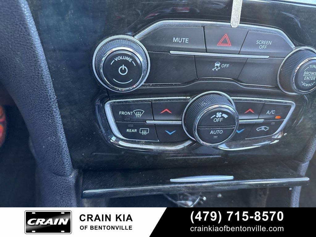 Used 2017 Chrysler 300 C RWD image 13