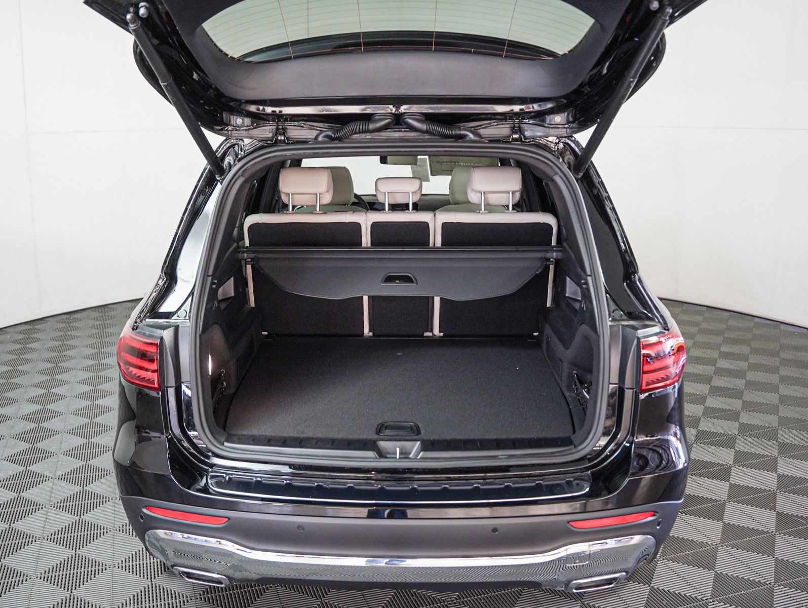 New 2025 Mercedes-Benz GLB 250 image 8