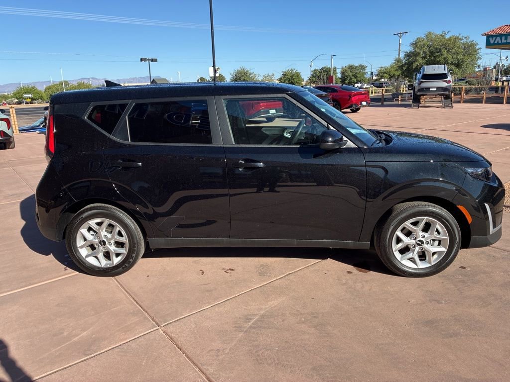 Used 2025 Kia Soul LX FWD image 9