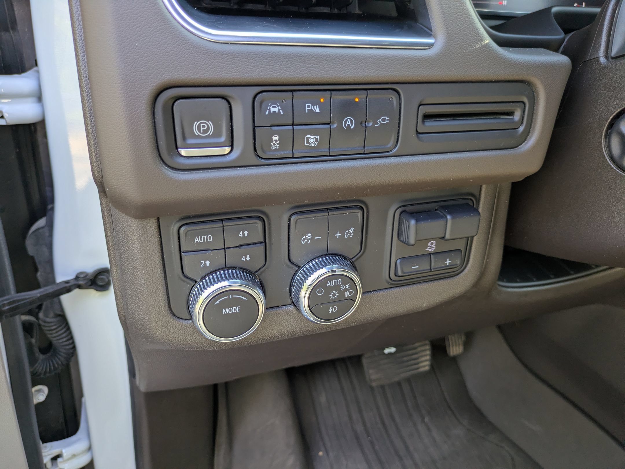 Used 2022 GMC Yukon XL SLT w/ SLT Luxury Package AWD/4WD image 17
