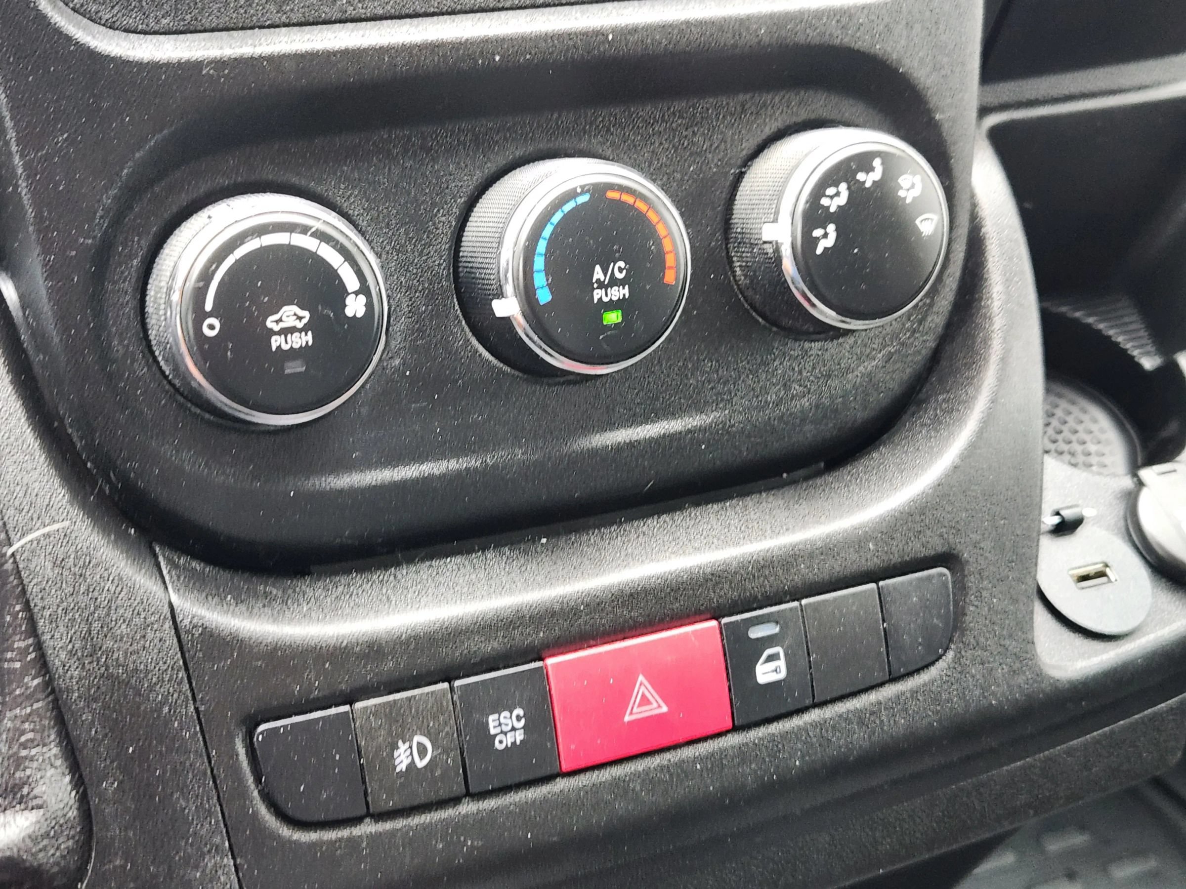Used 2016 RAM ProMaster 1500 w/ Premium Appearance Group FWD image 30