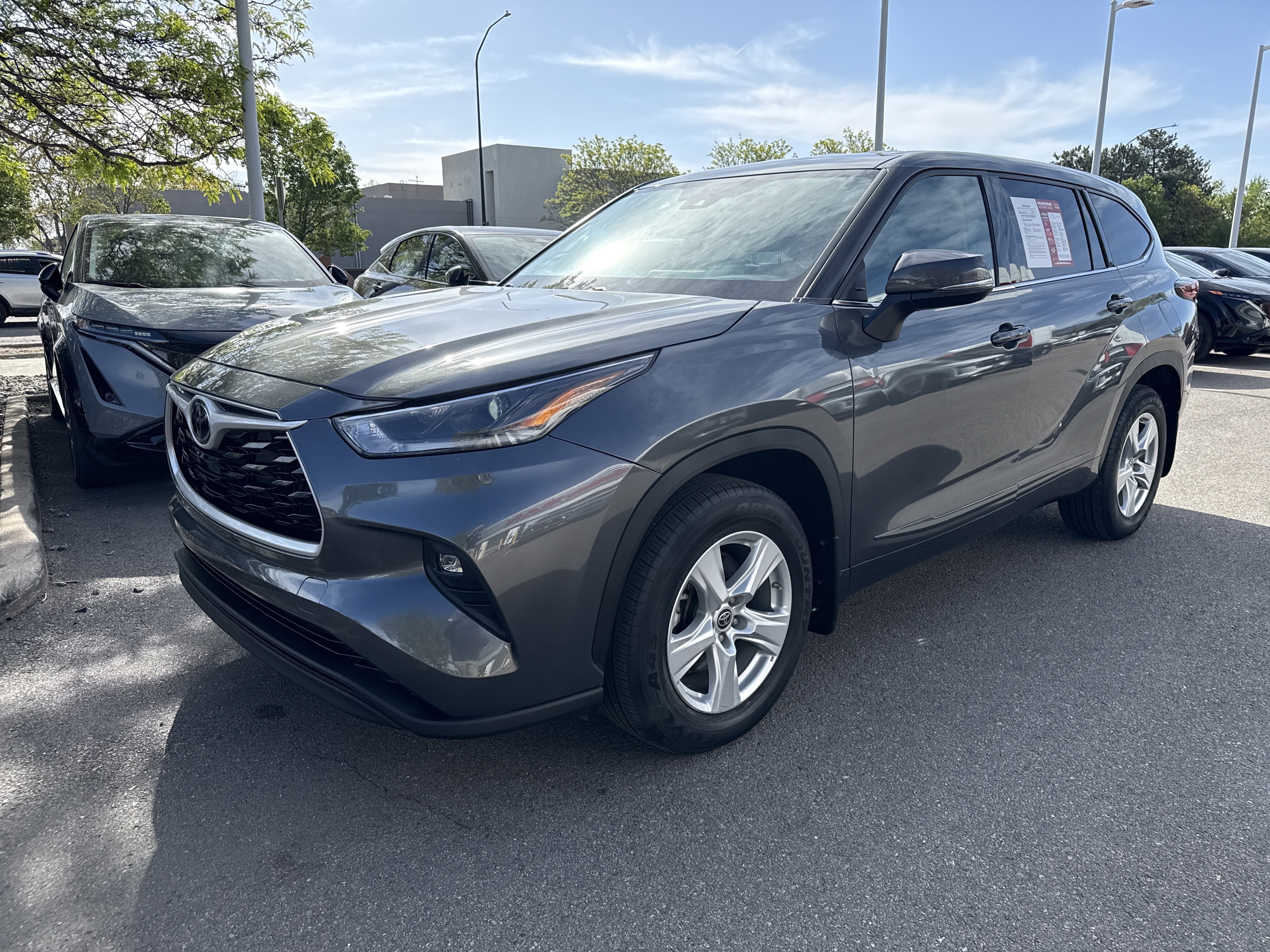 Used 2022 Toyota Highlander LE AWD/4WD image 3