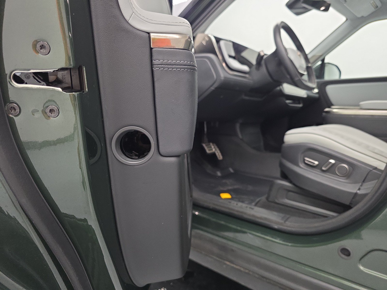 Used 2024 Rivian R1S Adventure AWD/4WD image 32
