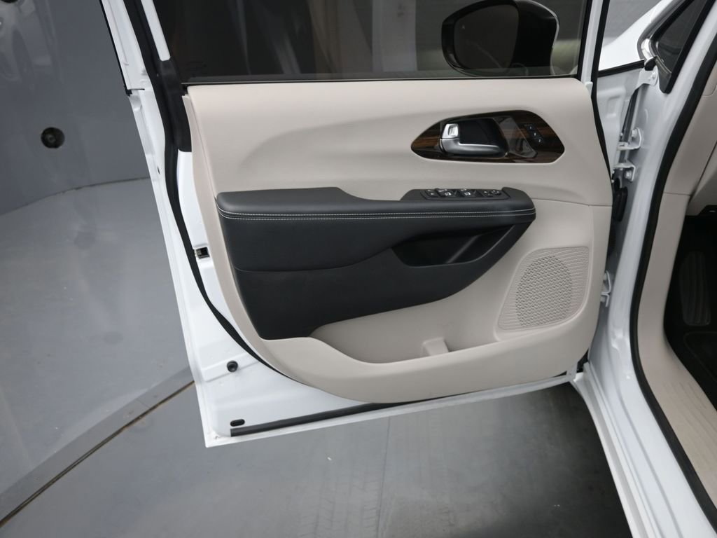 Used 2023 Chrysler Pacifica Limited AWD/4WD image 12