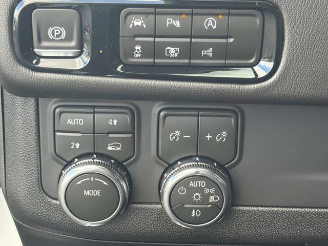 New 2026 GMC Yukon XL Denali w/ Sun & Power Step Package AWD/4WD image 25