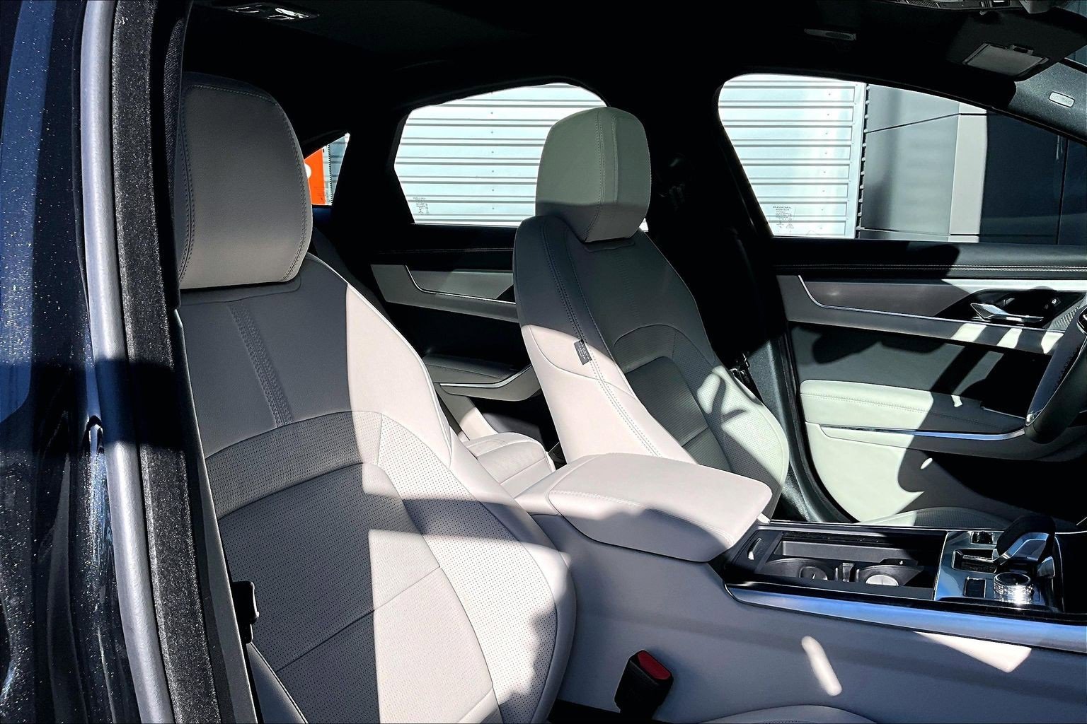 Used 2024 Jaguar XF R-Dynamic SE image 7