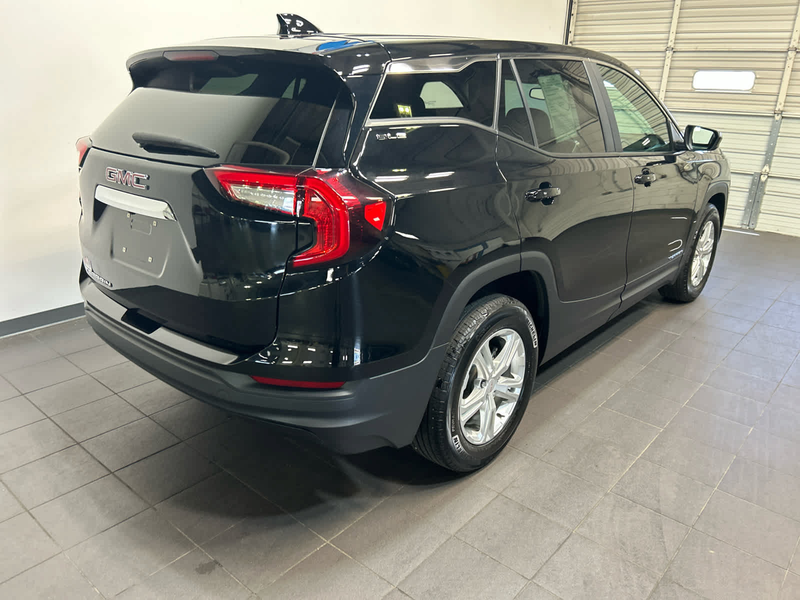 Used 2023 GMC Terrain SLE FWD image 3