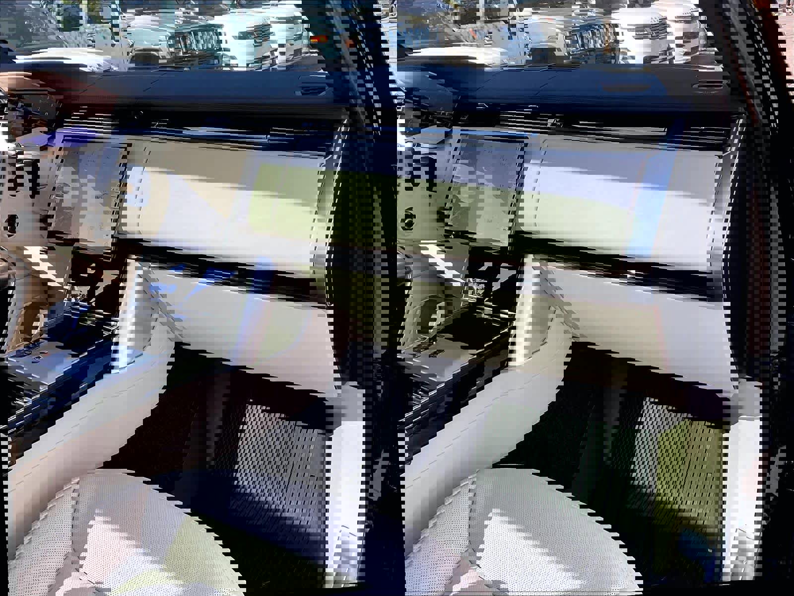 Used 2025 Land Rover Range Rover Long Wheelbase SE image 18