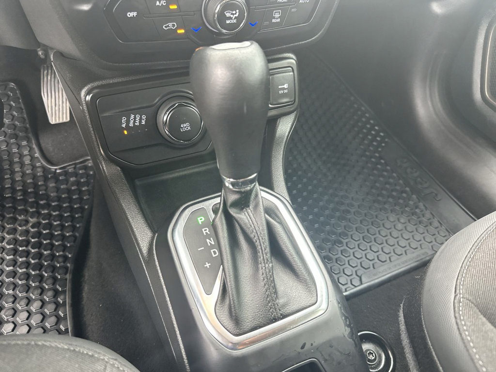 Certified 2023 Jeep Renegade Latitude AWD/4WD image 27